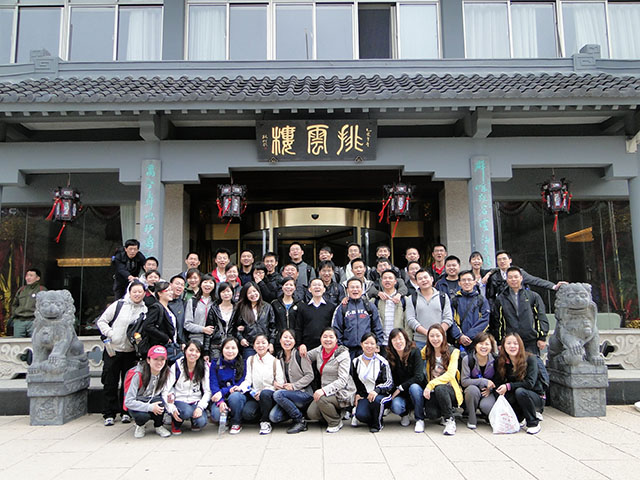 2011。04。30黃山之旅（晨拍——晨起的我們，個(gè)個(gè)張大嘴巴，原來心里想著“俺要吃”V.jpg